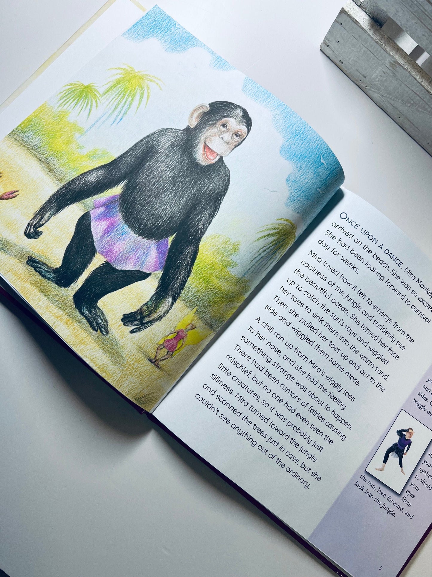 Livre pour enfants-Livre pour enfants-Livre de mouvement créatif-Kit d'histoire-L'aventure du miroir magique de Mira Monkey : Une histoire de mouvement créatif dansant