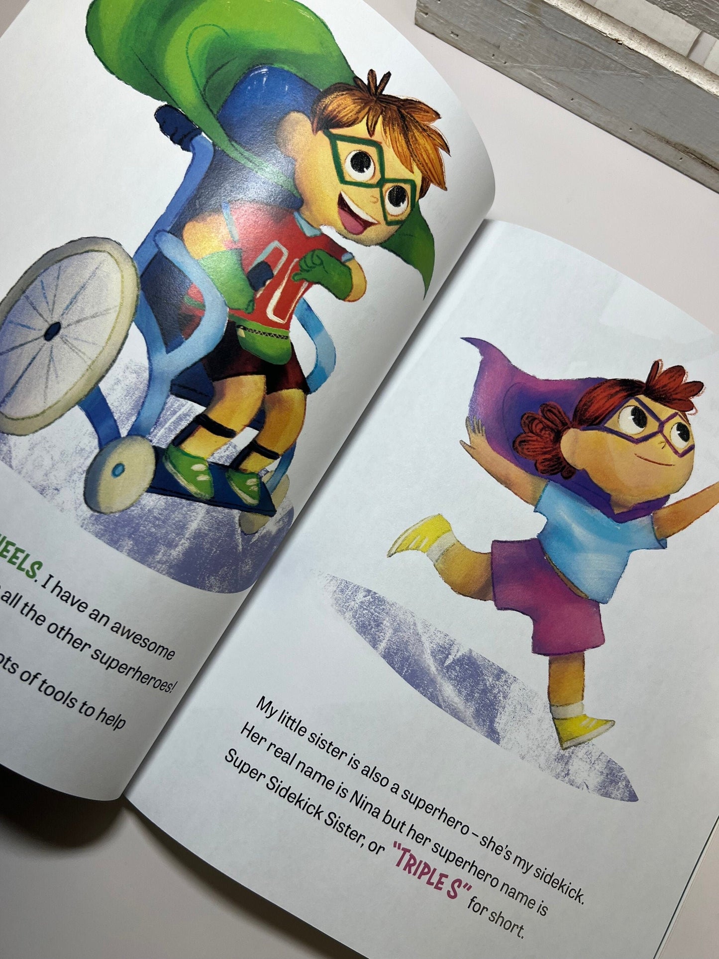 Livre pour enfants-Livre en fauteuil roulant-Livre inclusif-Les aventures d'Incredi-Wheels et Triple S : Le mystérieux livre manquant