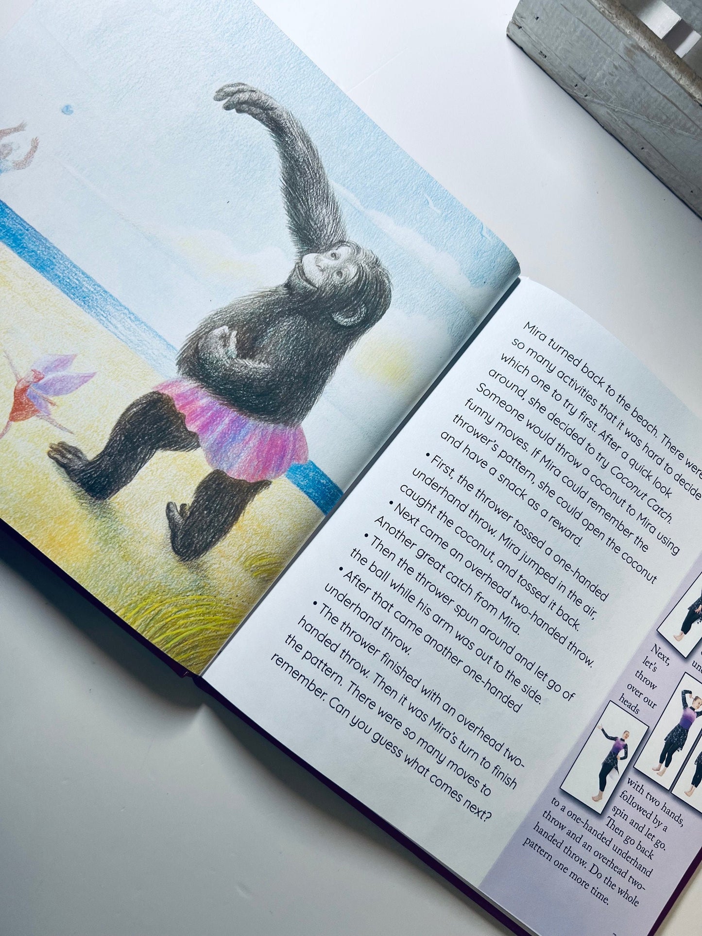 Livre pour enfants-Livre pour enfants-Livre de mouvement créatif-Kit d'histoire-L'aventure du miroir magique de Mira Monkey : Une histoire de mouvement créatif dansant