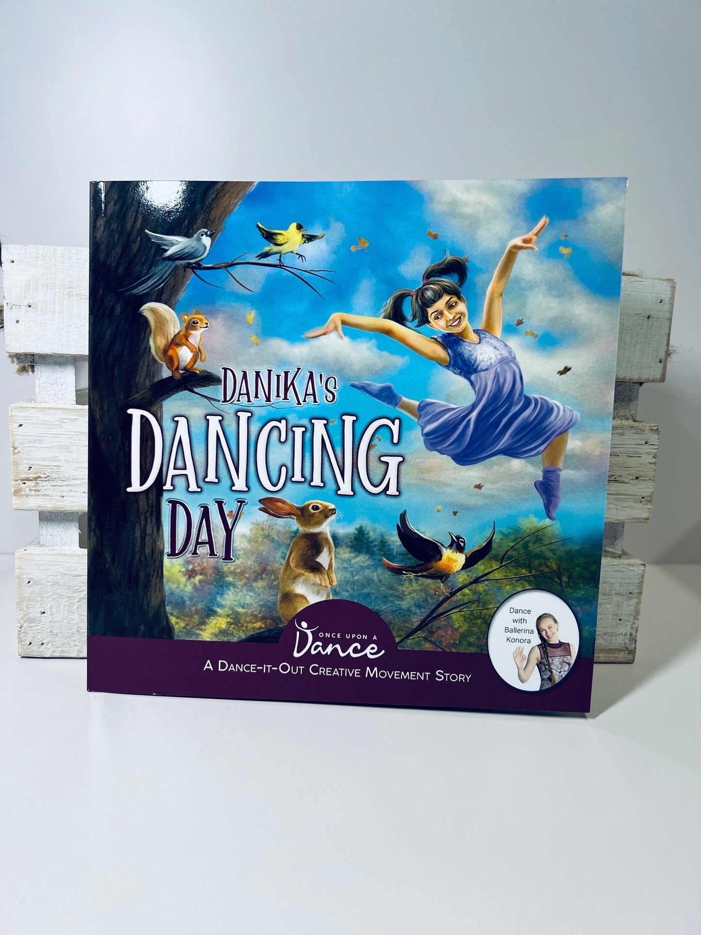 Kit d'histoire de livre de mouvement créatif-Danika's Dancing Day: Une histoire de mouvement créatif dansant pour les jeunes déménageurs-Livre pour l'orthophonie